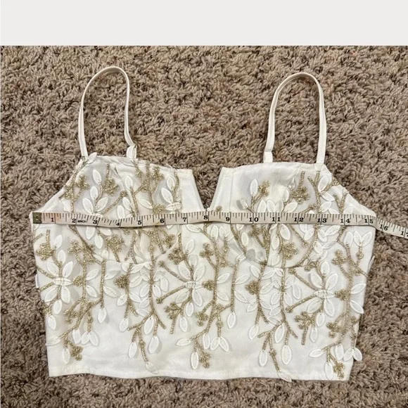 White and gold 3D floral corset style zip up back crop top - Picture 6 of 7